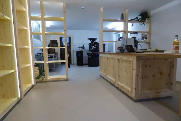 Zirbeneinrichtung Kaffeerösterei