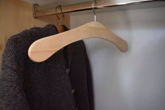 Zirbenkleiderbügel mit Metallhaken