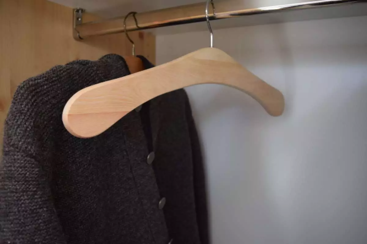 Zirbenkleiderbügel mit Metallhaken Zirbenkleiderbügel mit Metallhaken